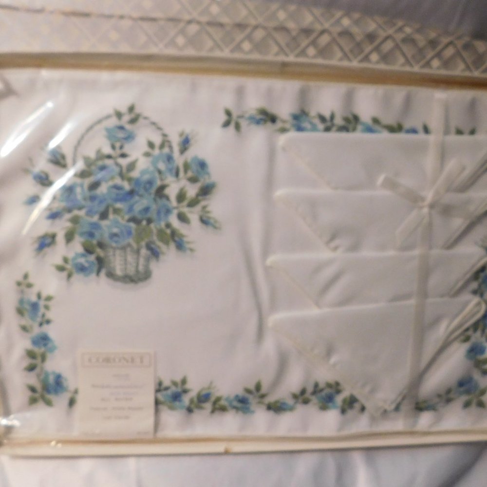 IMPERIAL CORONET Table Linen Eight Piece Set